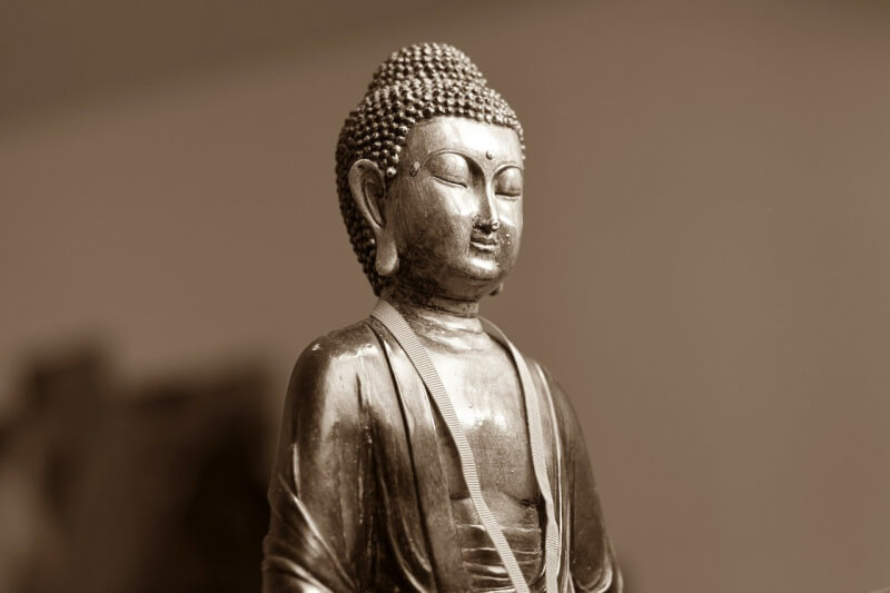 瞑想する仏像