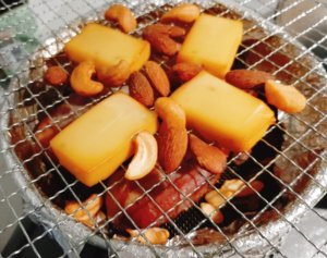 プロセスチーズとナッツは燻製の鉄板食材